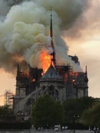 Télécharger Qui a mis le feu à Notre-Dame de Paris Gratuit HD